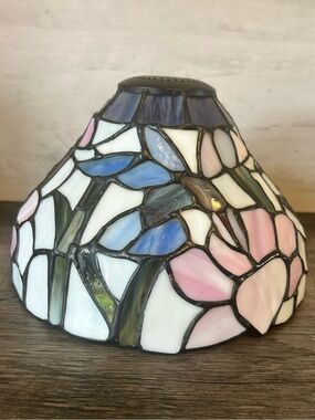 Stunning Tiffany stained glass hummingbird lampshade